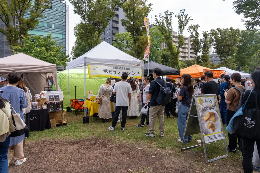 木々に囲まれた会場の賑わい