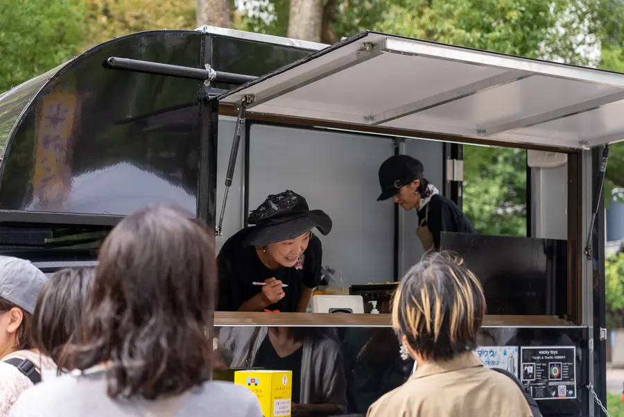 キッチンカーの前に集まる人たち