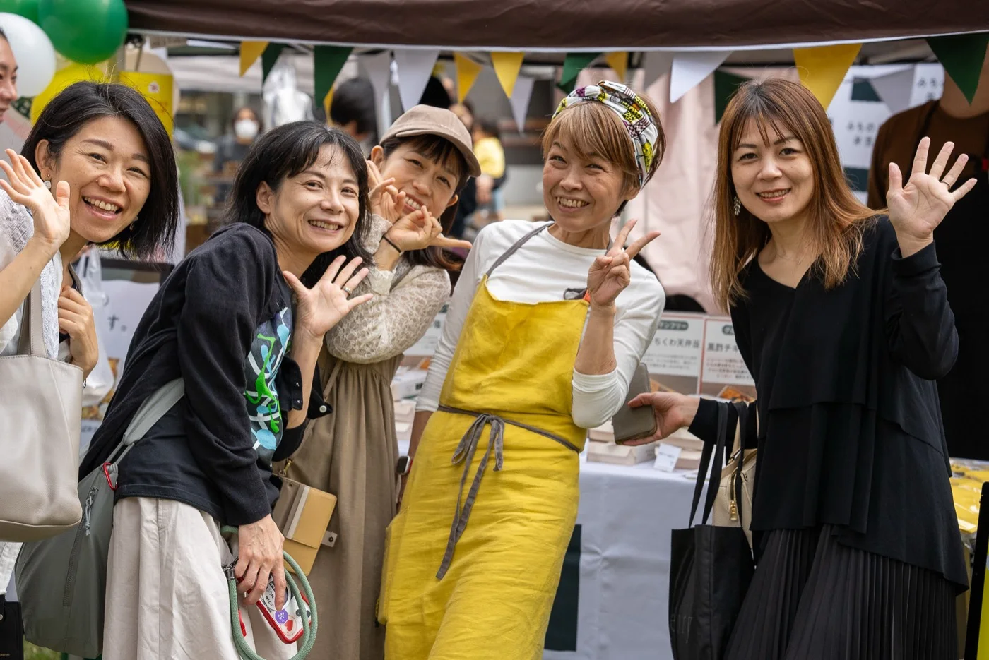 第1回の会場で、応援してくれる人たちと笑い合う発起人naco