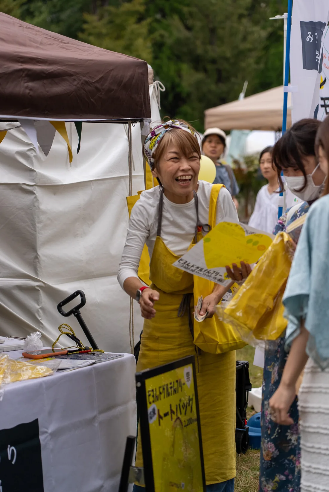 トートバッグを手渡すnaco